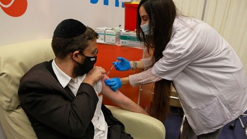 Izrael má data o účinnosti první dávky vakcíny. Hlásí dobrou i špatnou zprávu